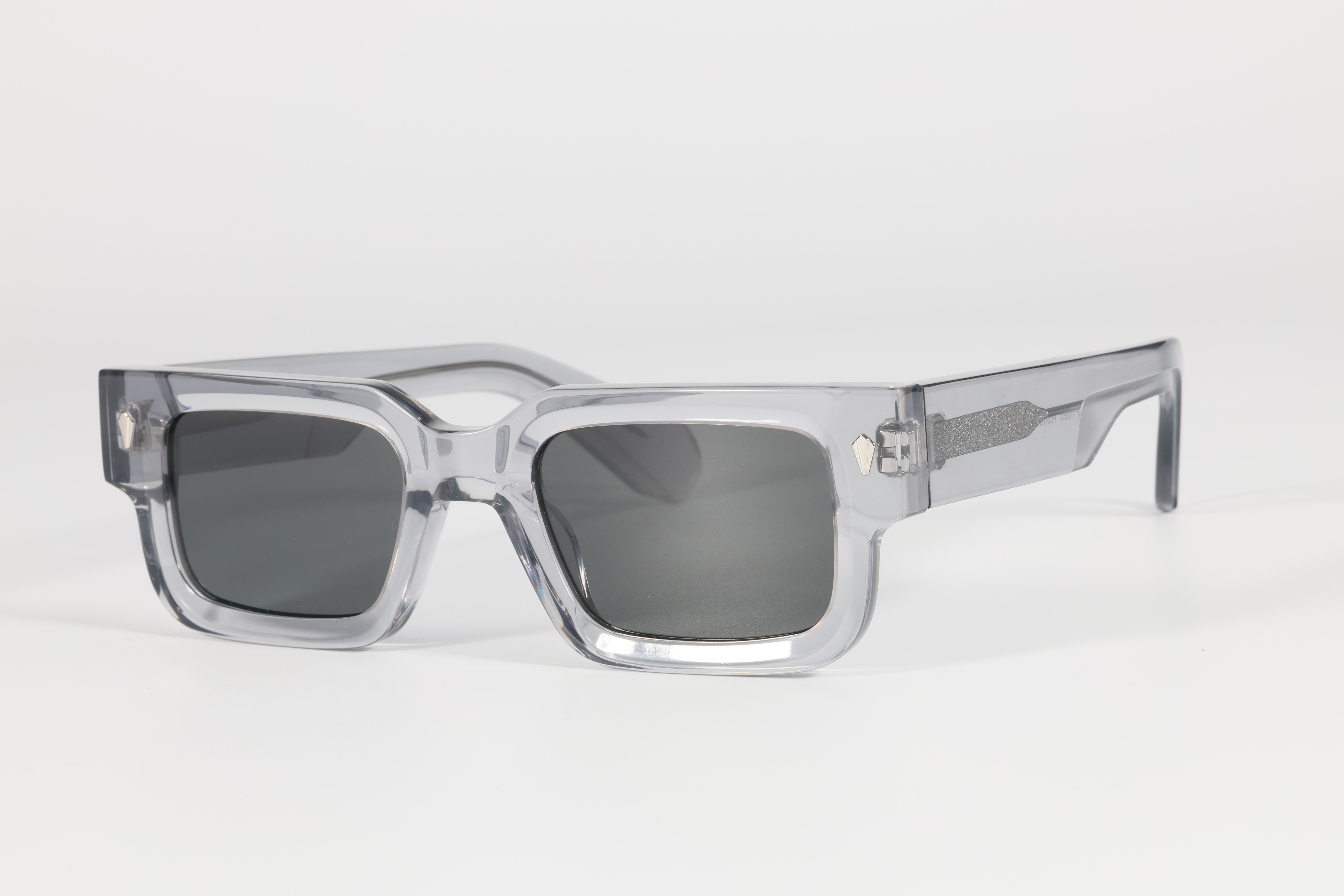 How Polarized Sunglasses Protect Your Eyes: The Science Behind Glare Reduction and UV Defense