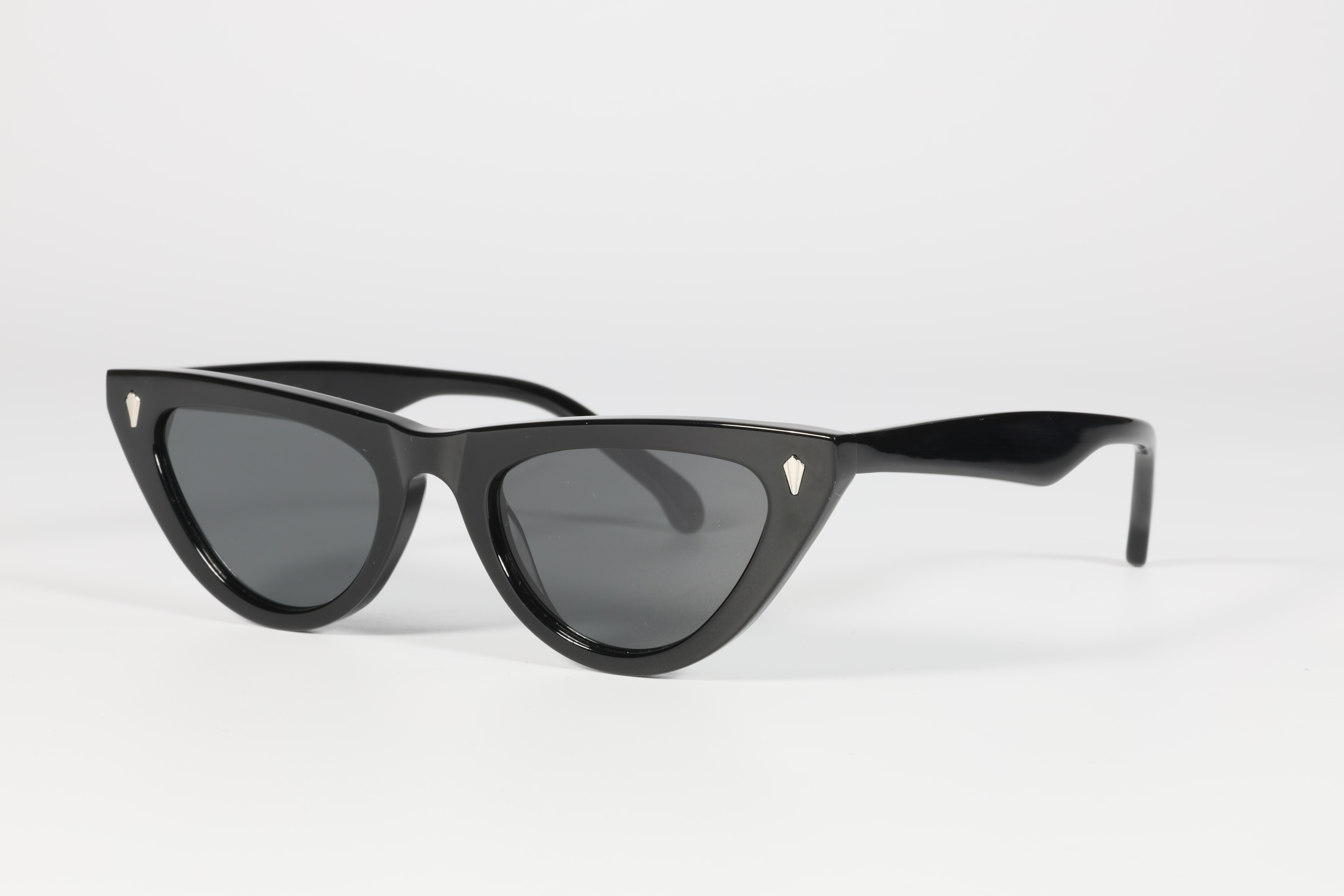 Why Do Eyeglass Lenses Turn Yellow Over Time? Can They Still Be Used?
