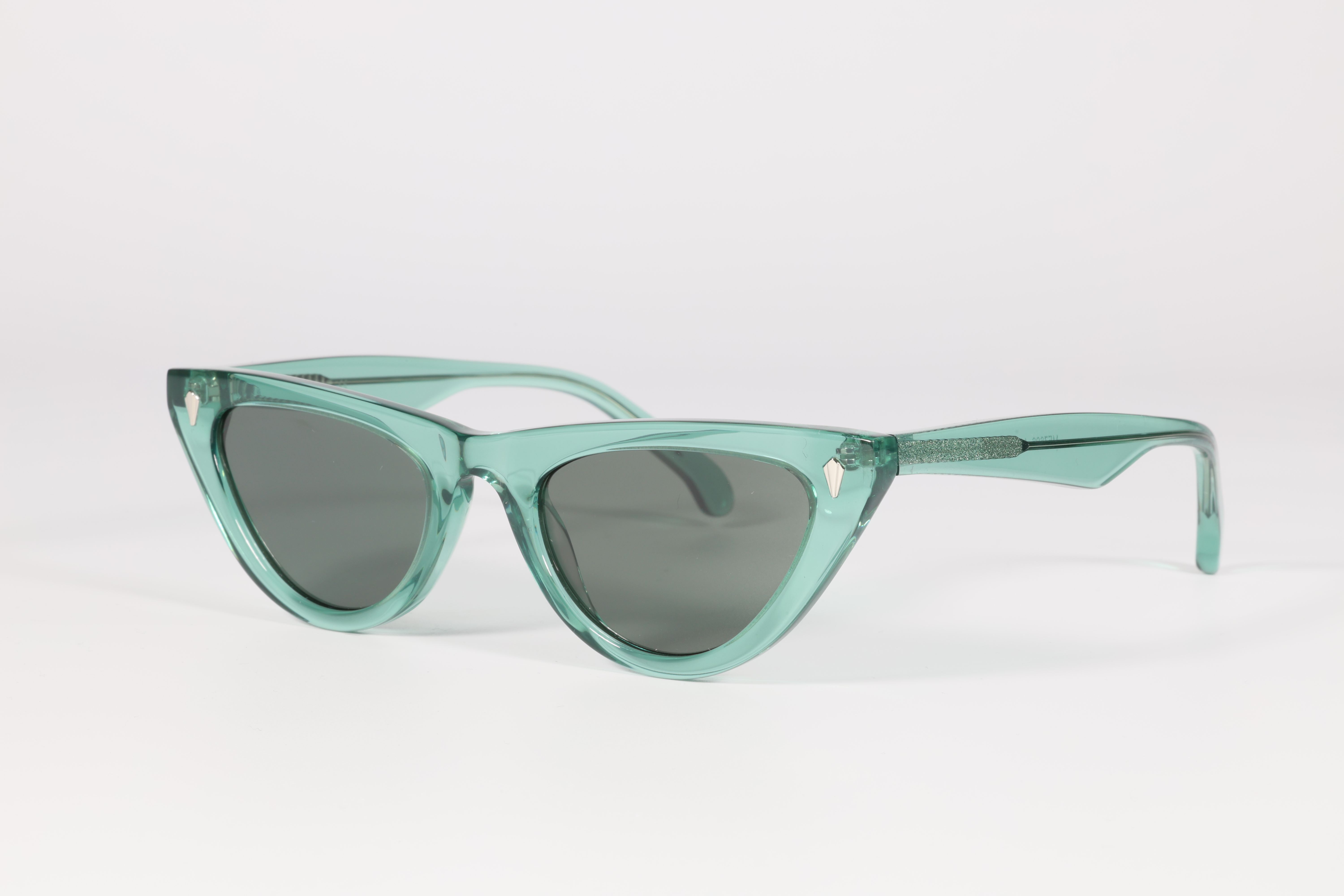 How Polarized Sunglasses Protect Your Eyes from Glare and UV Rays